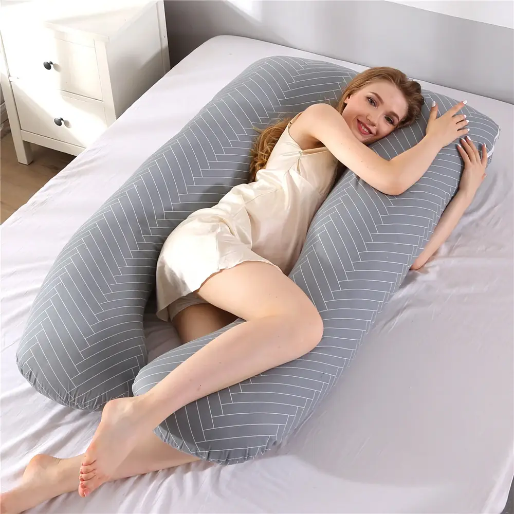 Cuscino gravidanza a U Avvolgia colore Grigio spigato, disteso su un letto