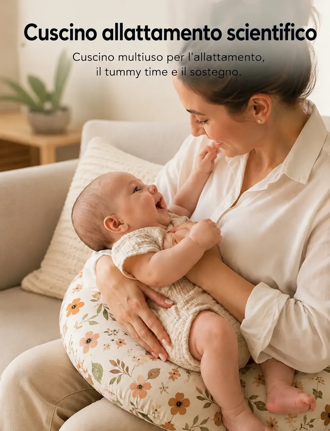 Una mamma seduta tiene il suo neonato appoggiato sul cuscino allattamento a fantasia floreale